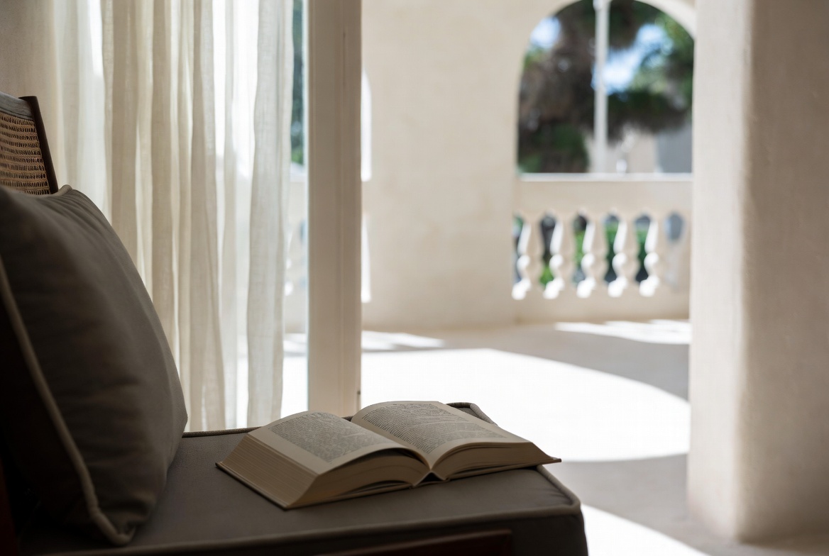 True versus fake: a few real-world tells